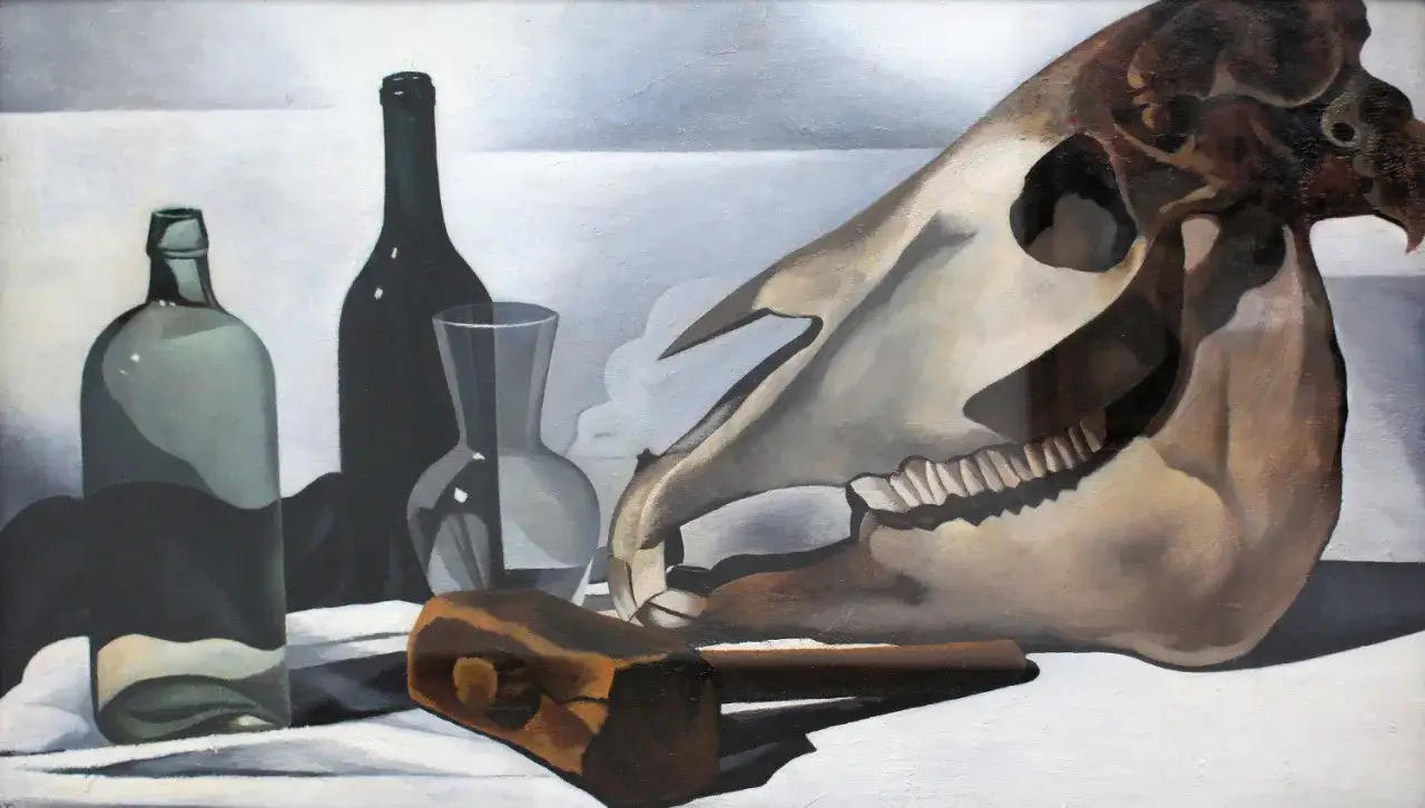 Un dessin nature morte moderne avec un crâne de cheval, des bouteilles et un marteau.