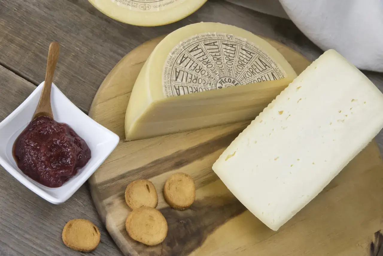 Formaggio di latte di pecora, naturalmente privo di lattosio, servito con marmellata e crostini.