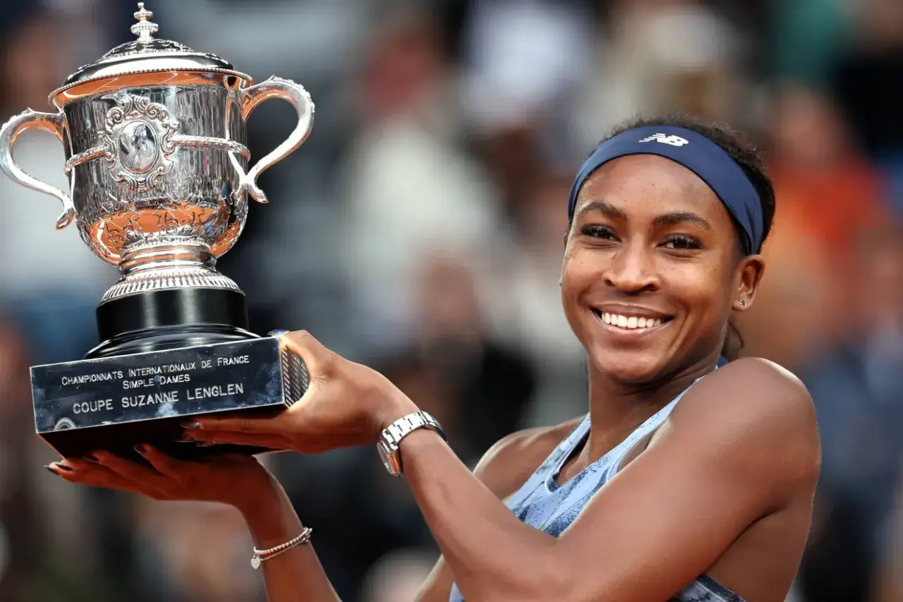Uśmiechnięta zwyciężczyni Roland Garros kobiecy z pucharem Suzanne Lenglen.