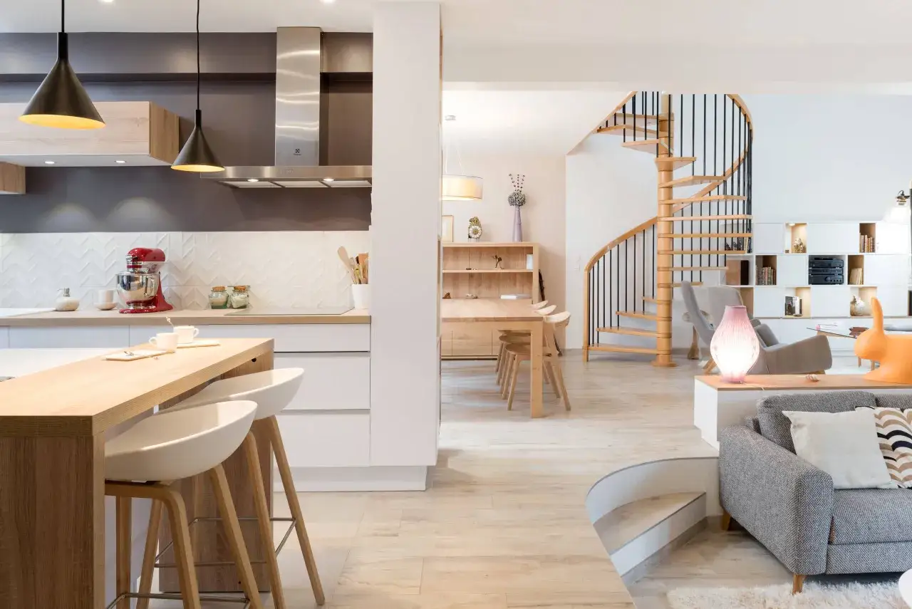 Rénovation d'une maison année 70 : cuisine moderne, escalier design, salon cosy. Avant/après spectaculaire.