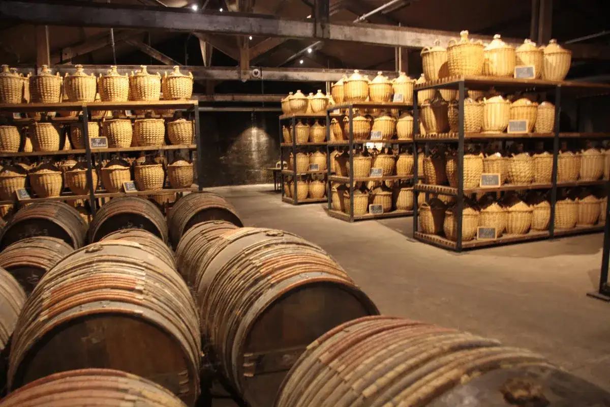 Cave à Cognac : découvrez les secrets de fabrication et quoi faire à Cognac, entre fûts et bonbonnes.