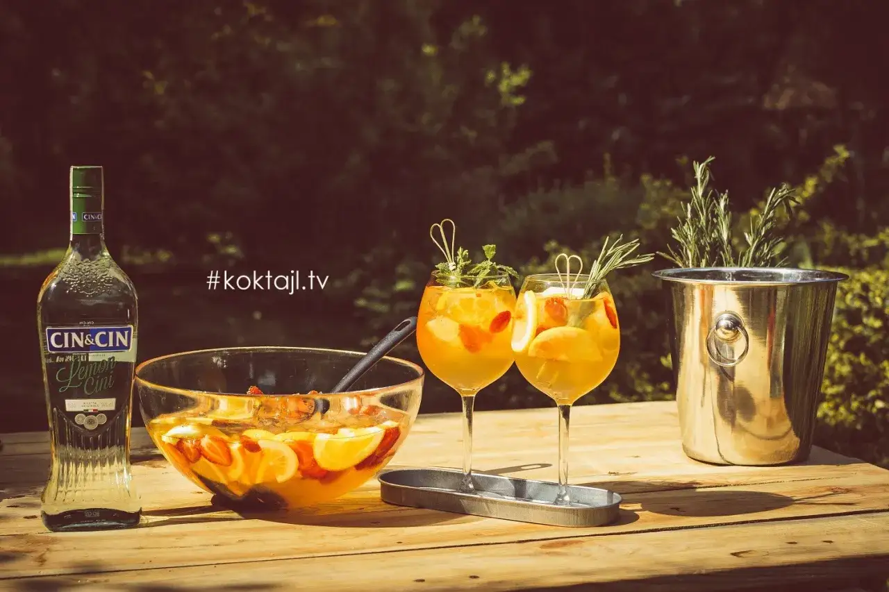 Szybki poncz alkoholowy z owocami i miętą, gotowy do podania. Butelka likieru Cin&Cin Lemon Cini obok.