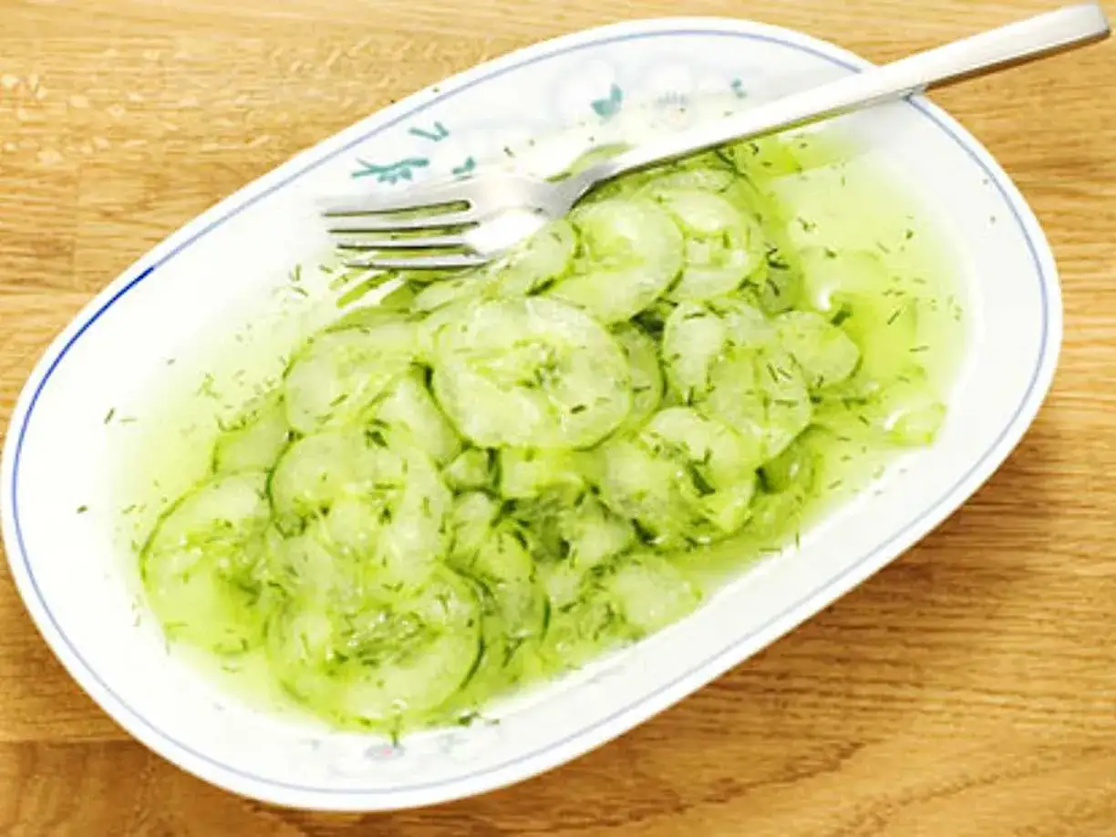 En skål med pressgurka med dill och en gaffel. Perfekt som en snabb och fräsch tillbehör.
