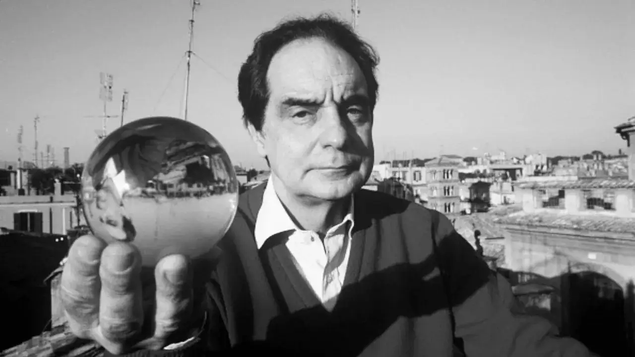 Italo Calvino, con una sfera di cristallo che riflette il mondo, evoca la sua vita e opere, un viaggio tra realt&agrave; e immaginazione.