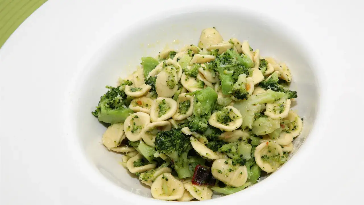 plato de orecchiette con brócoli y anchoas