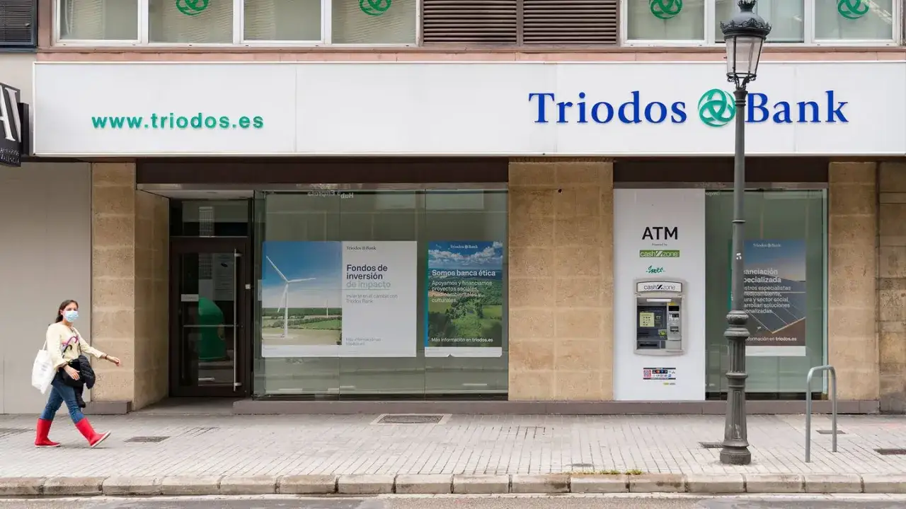 Fachada de Triodos Bank, con carteles sobre fondos de inversión y banca ética. Las opiniones sobre Triodos Bank son positivas.