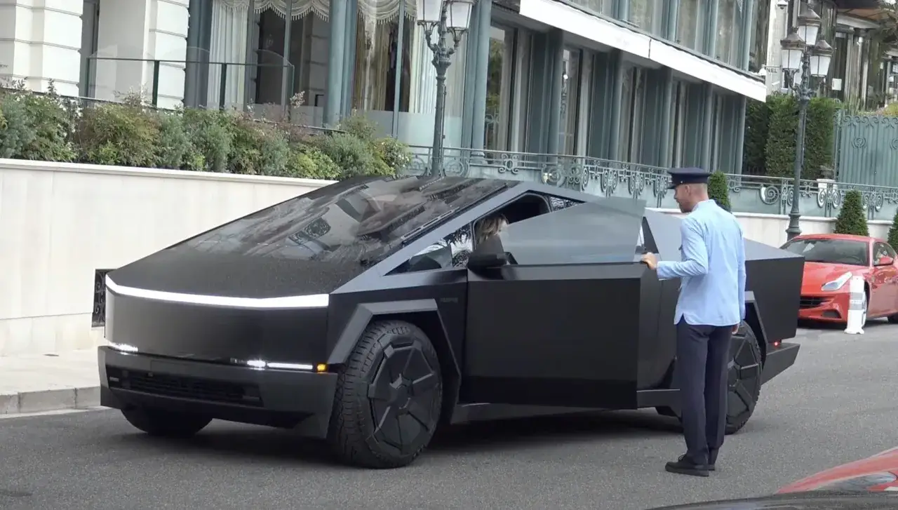 Tesla Cybertruck na europejskim parkingu