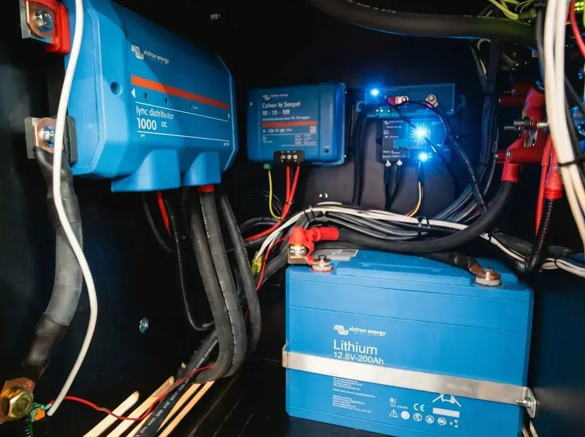 Système électrique d'un camping-car : batterie lithium 12.8V-200Ah, distributeur Victron Energy, et régulateurs. Quelle batterie pour camping-car ? Celle-ci est une excellente option.