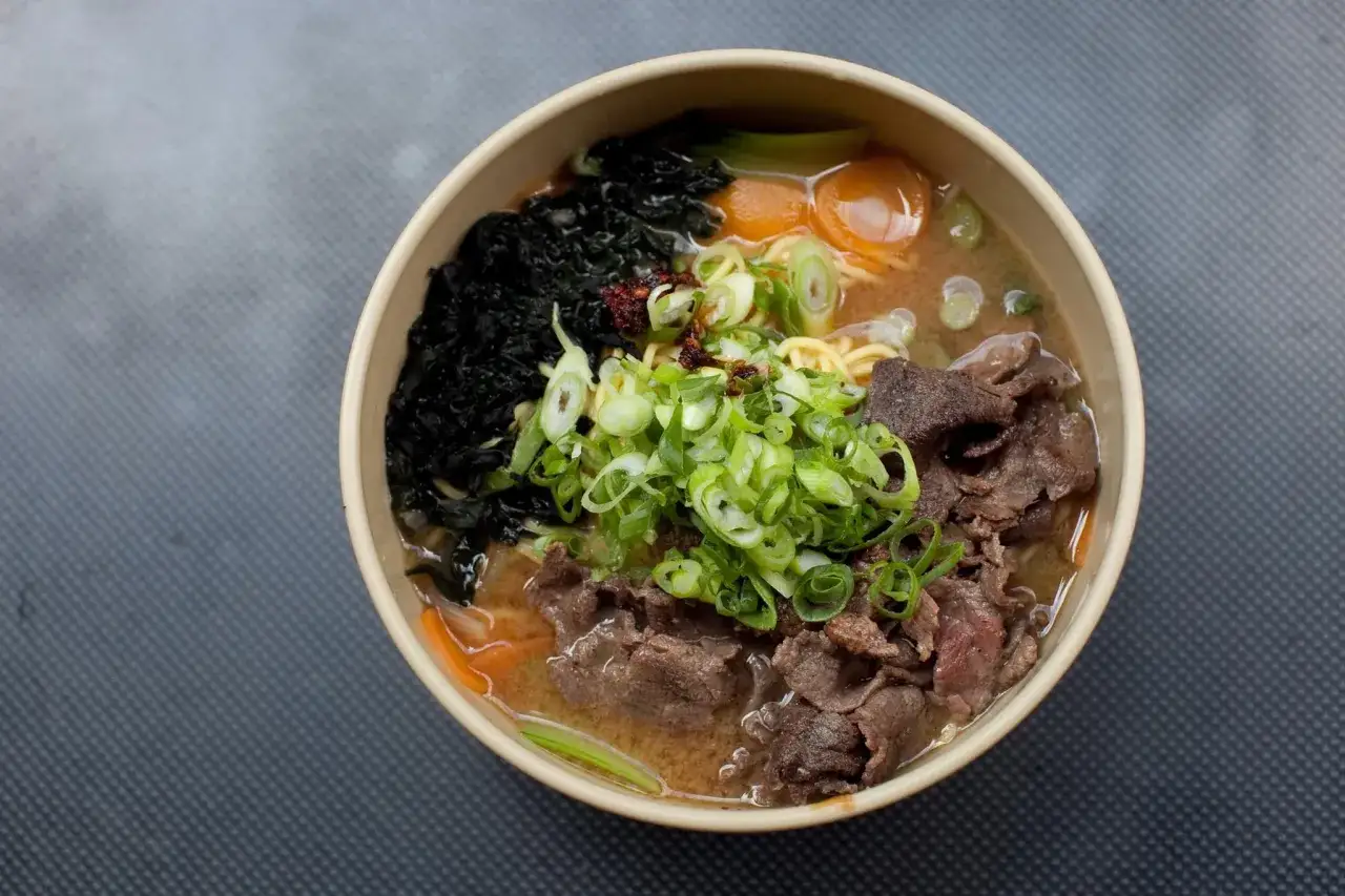 Ramen z wołowiną z różnymi dodatkami