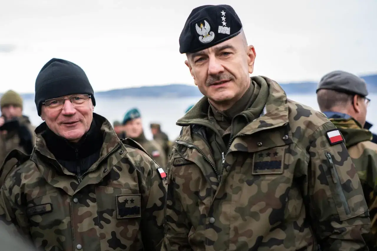 Dwóch żołnierzy w mundurach polowych. Jeden w czapce z orłem, drugi w czarnej czapce. Dyskusja o tym, ile zarabia szeregowy w wojsku.