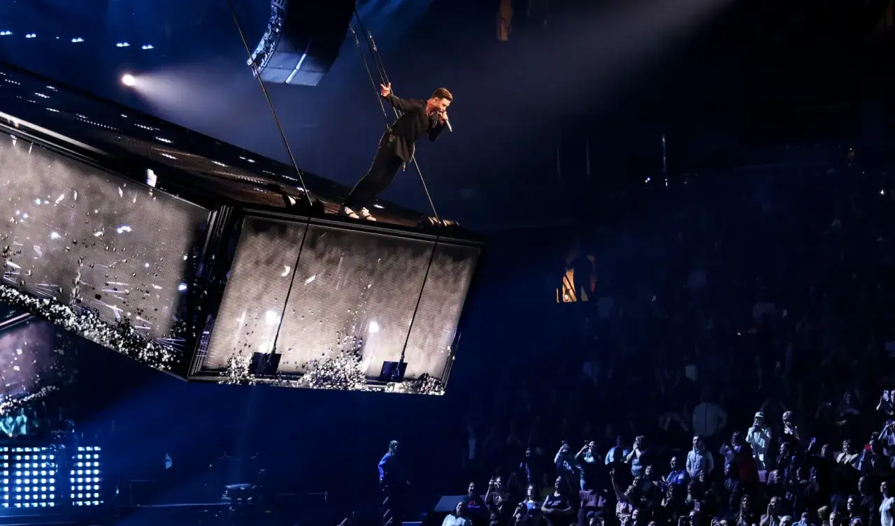Justin Timberlake singt auf einer schwebenden B&uuml;hne in Berlin. Ein spektakul&auml;res Konzert mit tausenden Fans.