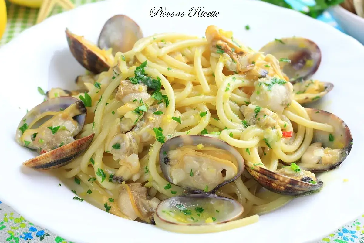 Spaghetti alle vongole cremosi come al ristorante, un piatto di pasta invitante con vongole fresche e prezzemolo tritato.