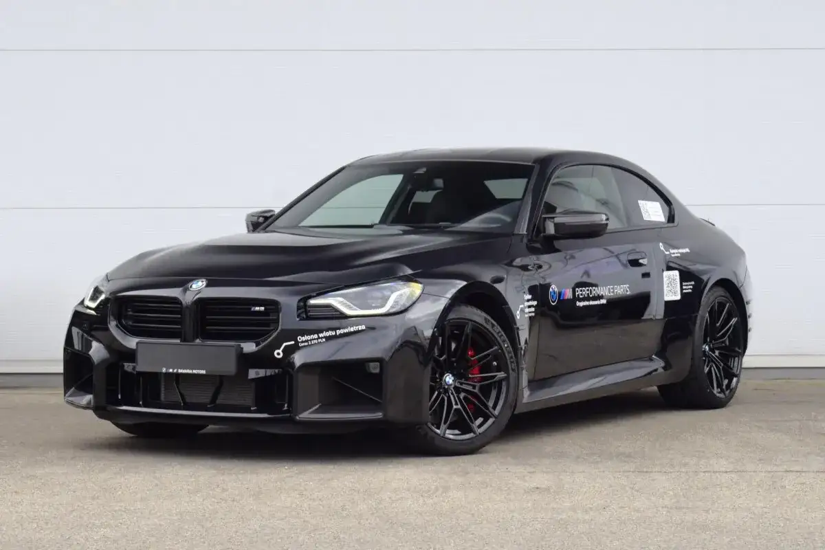 Czarny BMW M2 z czerwonymi zaciskami hamulcowymi. Na drzwiach widoczny napis 
