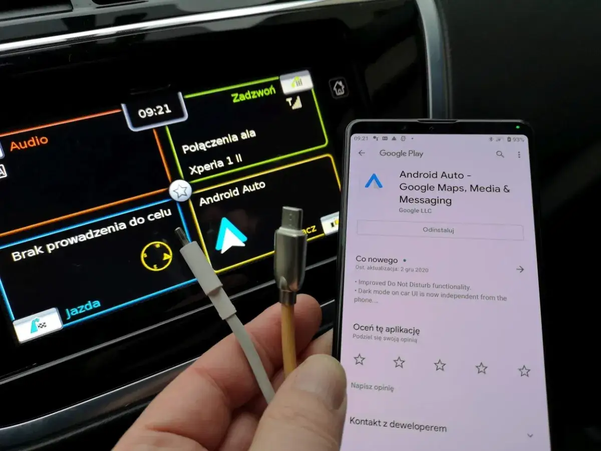 Podłączanie telefonu do radia przez USB, aby korzystać z Android Auto. Widoczny kabel USB i ekran radia samochodowego.