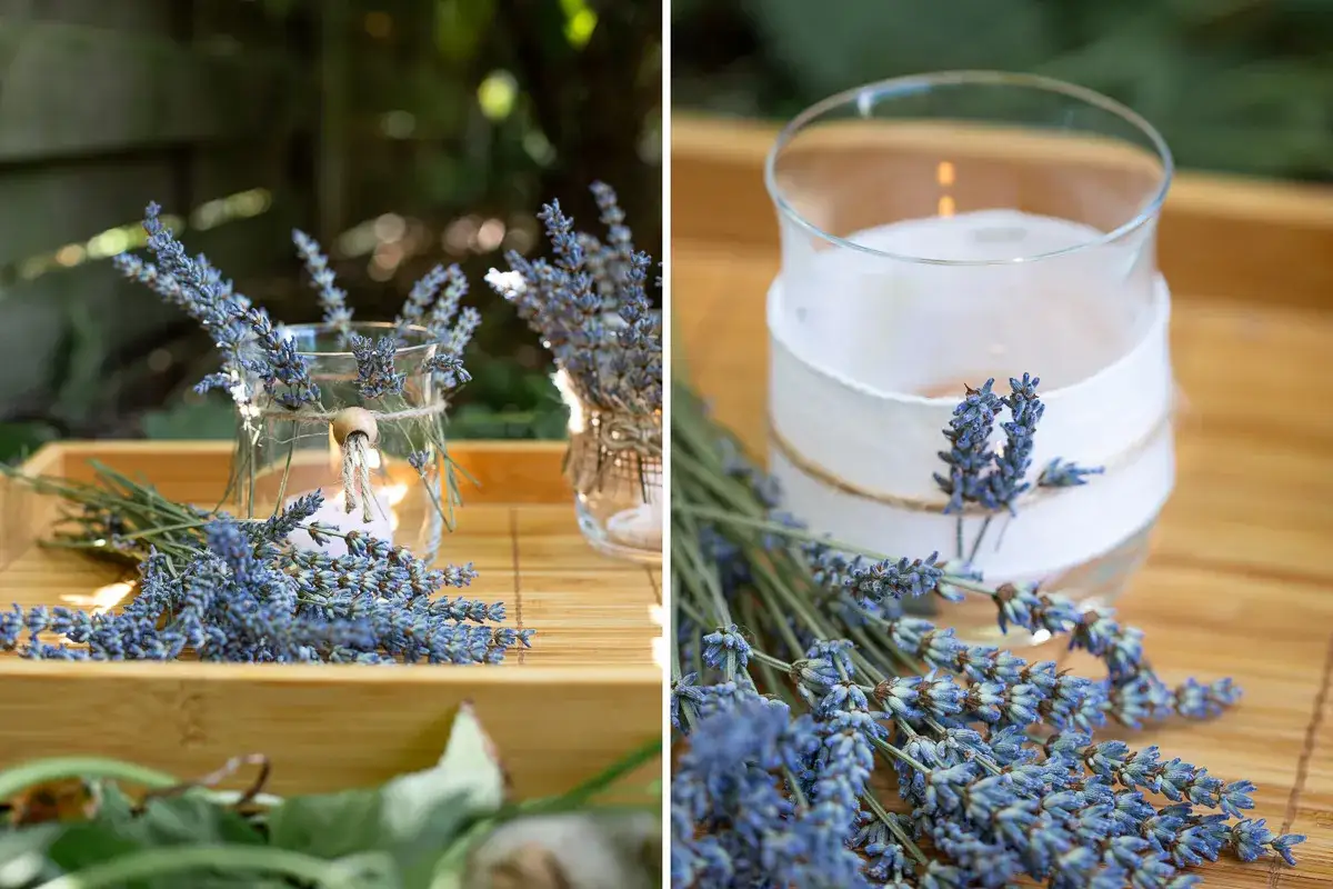 Lavendel-Deko für Geschenke: Zweige schmücken Kerzengläser auf einem Holztablett. Perfekt, um lavendel geschenke selber machen.