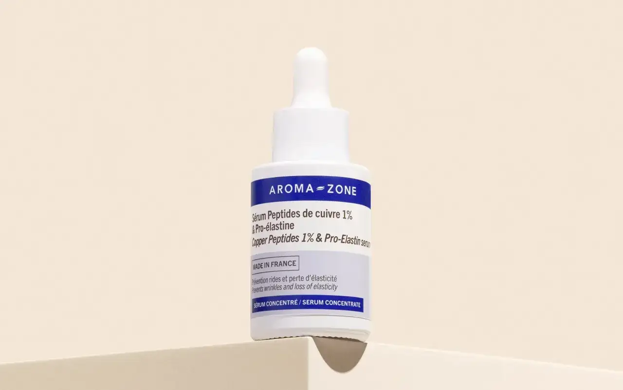 Flacon de sérum Aroma-Zone, un soin concentré à base de peptide peau pour prévenir rides et perte d'élasticité. Fabriqué en France.