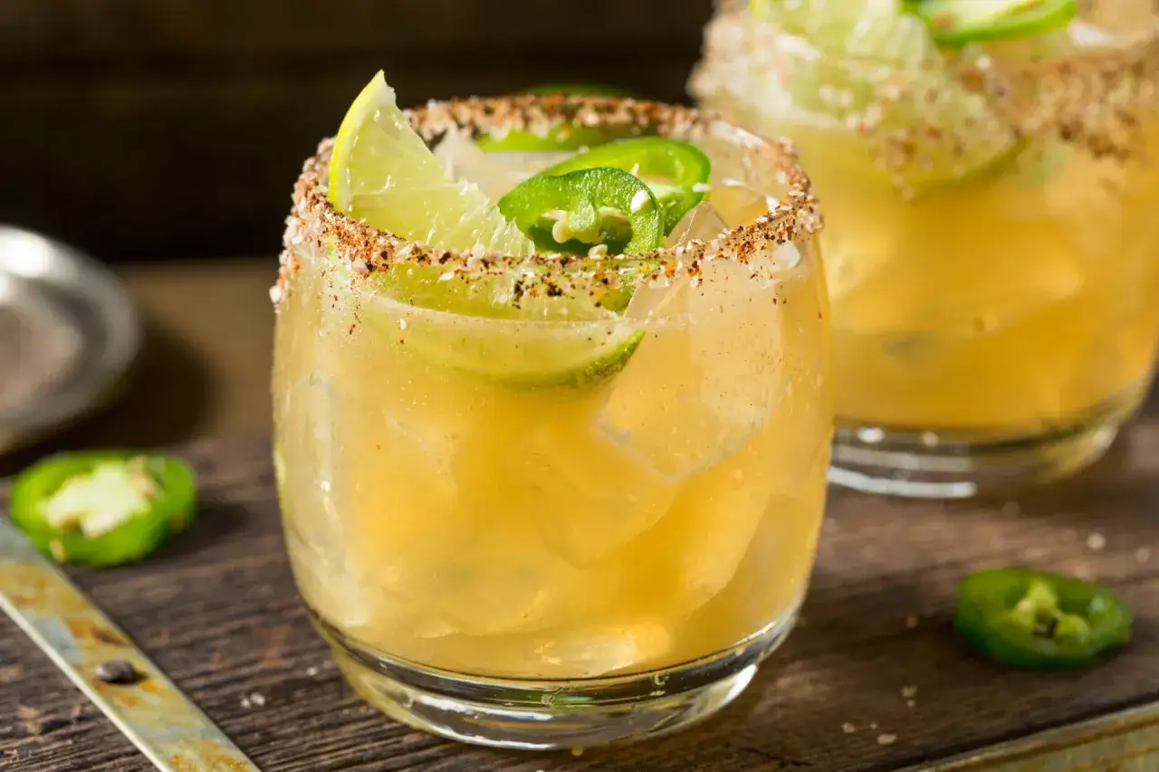 Spicy Margarita przepis: orzeźwiający drink z limonką i papryczką jalapeño, idealny na gorące dni.