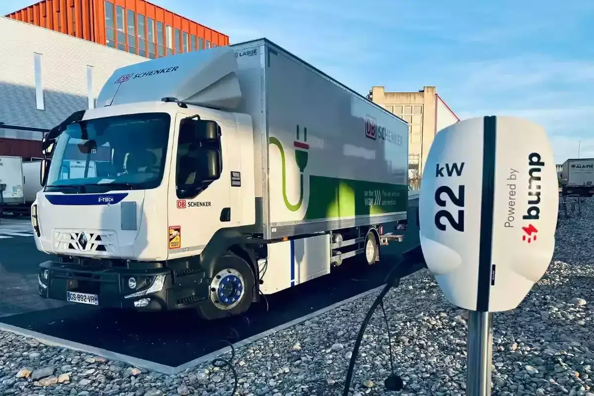 Un camion &eacute;lectrique DB Schenker est branch&eacute; &agrave; une borne de recharge de 22 kW. L'avenir de la logistique est en marche, avec des camions &eacute;lectriques pour des livraisons z&eacute;ro &eacute;mission.
