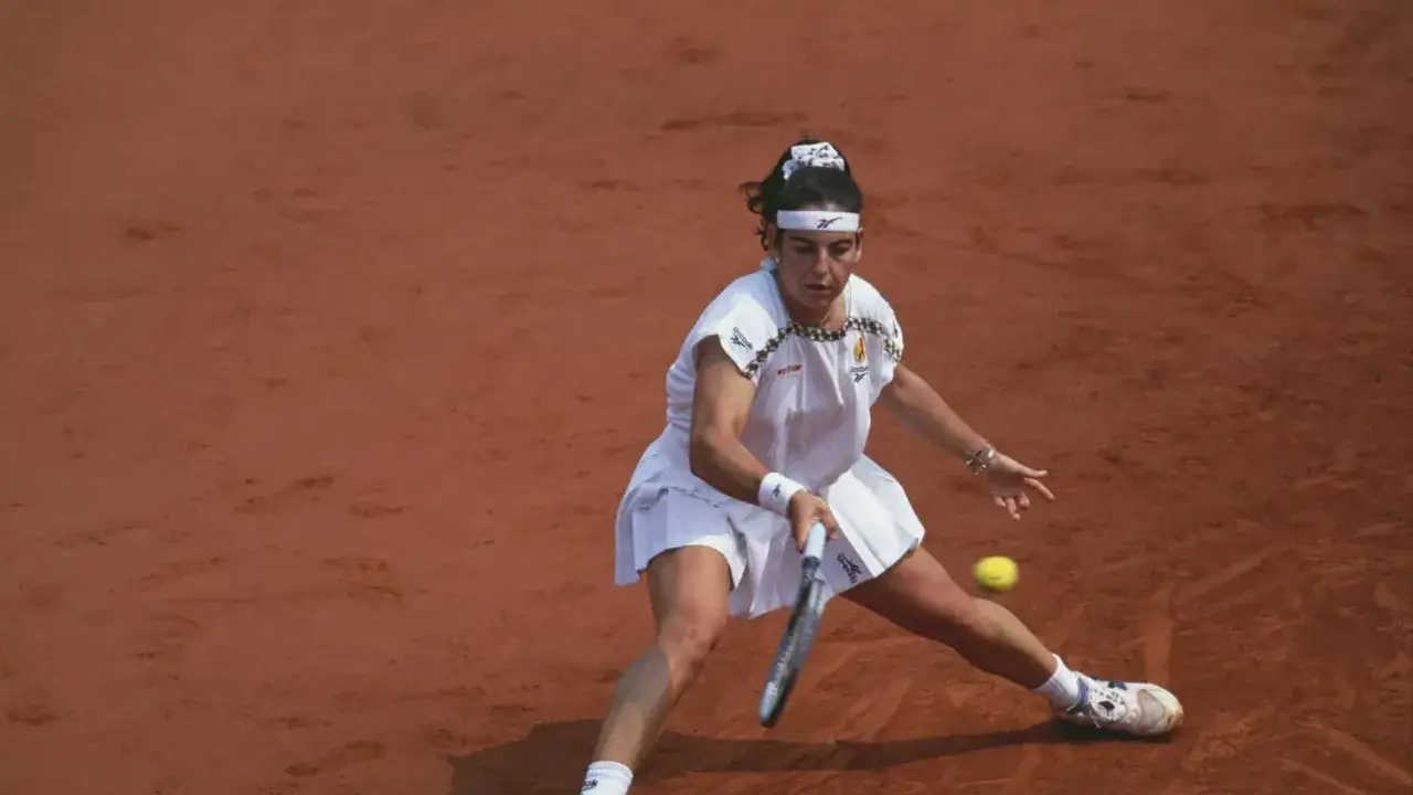 Arantxa S&aacute;nchez Vicario, una de las tenistas espa&ntilde;olas famosas, golpea la pelota en tierra batida.