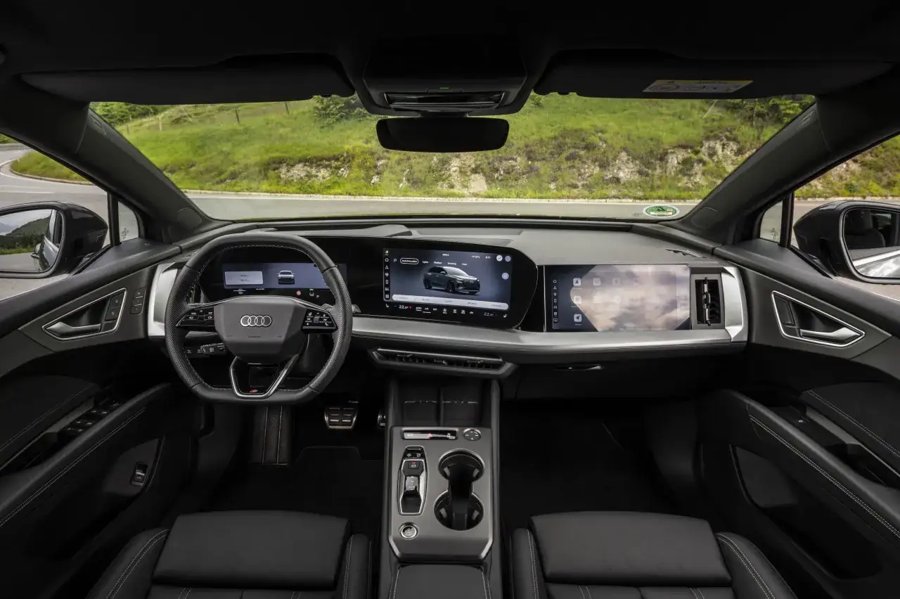 Innenraum des Audi q4 e tron mit großem Touchscreen und digitalem Cockpit.