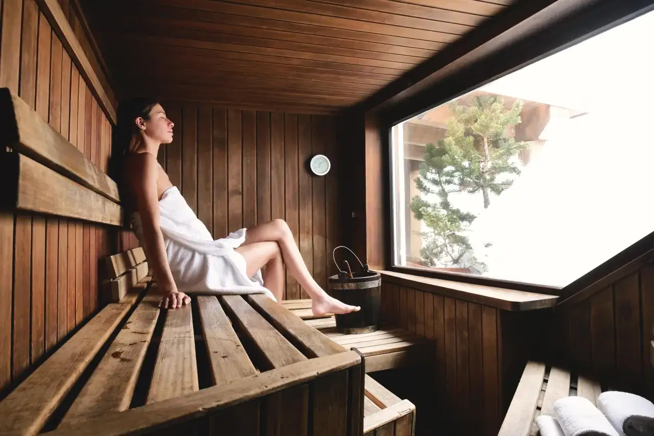 Porównanie rodzajów saun: fińska, parowa, infrared, biosauna