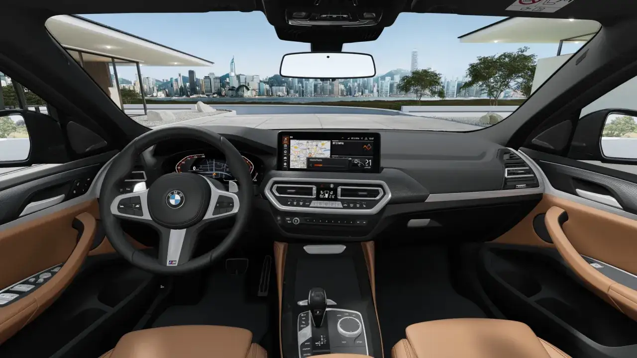 Wnętrze BMW X4 2025 z brązową tapicerką i nowoczesnym ekranem multimedialnym.