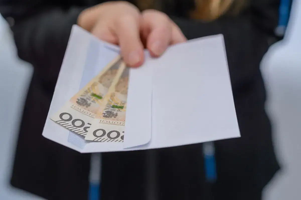 Dwie stuzłotowe banknoty w kopercie. Zastanawiasz się, gdzie zgłosić pracę na czarno?