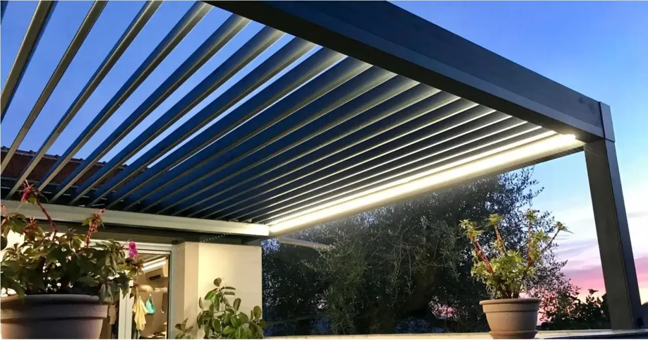 Pergola bioclimatique c'est quoi ? Une structure moderne avec lames orientables et &eacute;clairage LED, offrant confort et esth&eacute;tique.