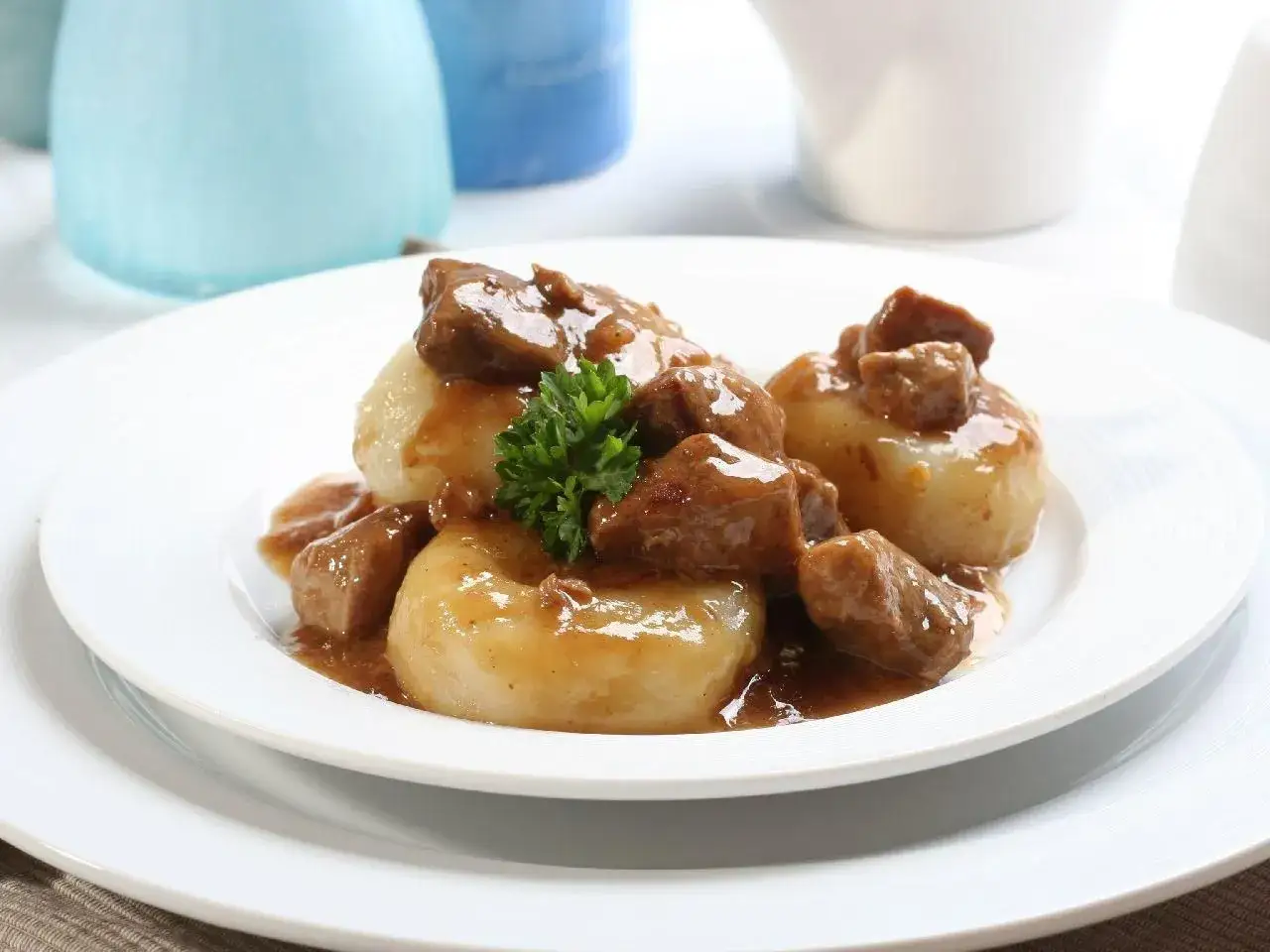 Kluski śląskie z gulaszem. Zastanawiasz się, ile kcal ma kluska śląska w takim wydaniu? Pyszne danie!