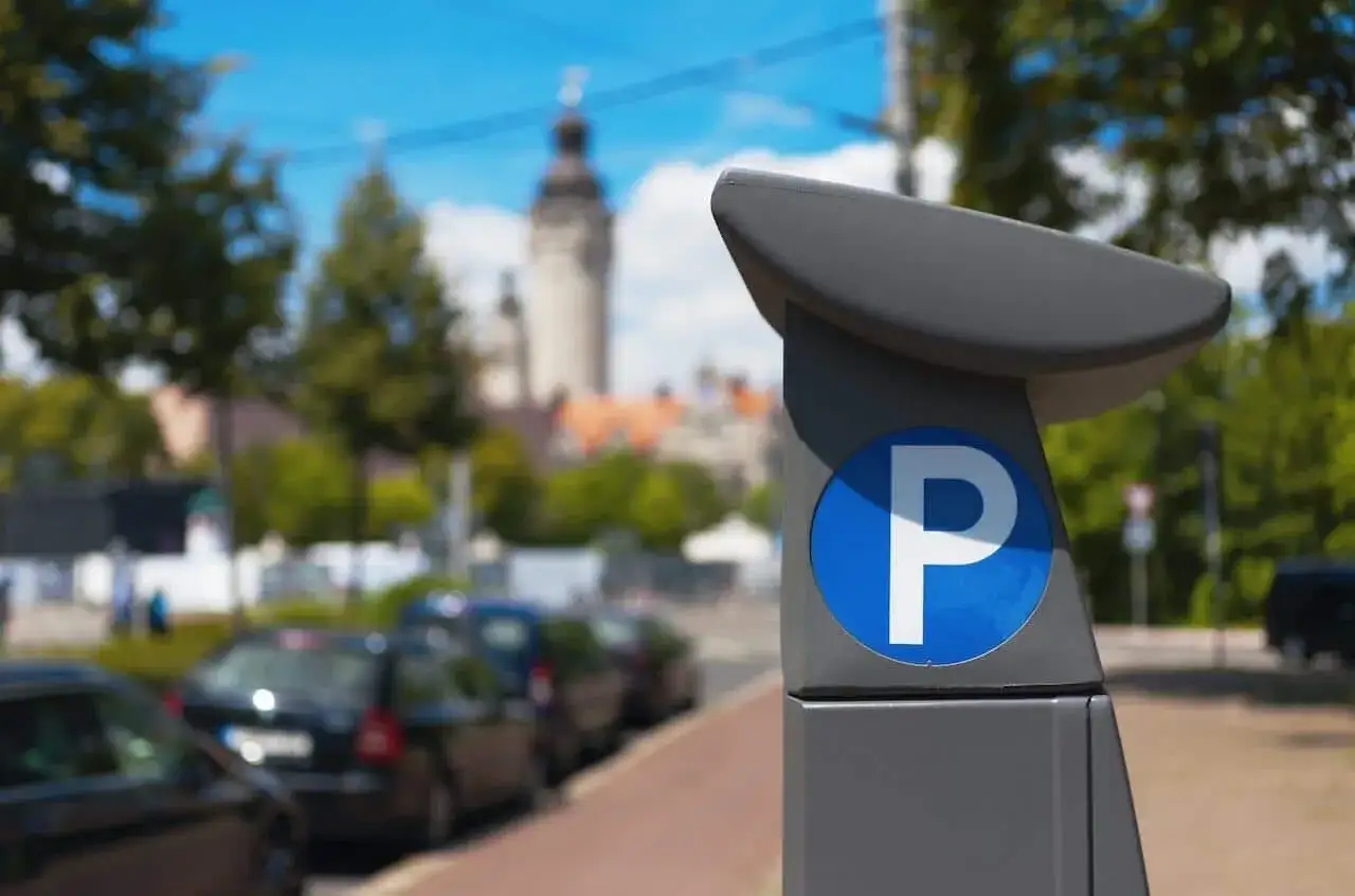 Parquímetro con símbolo de estacionamiento. La etiqueta eco paga zona azul para tu coche.
