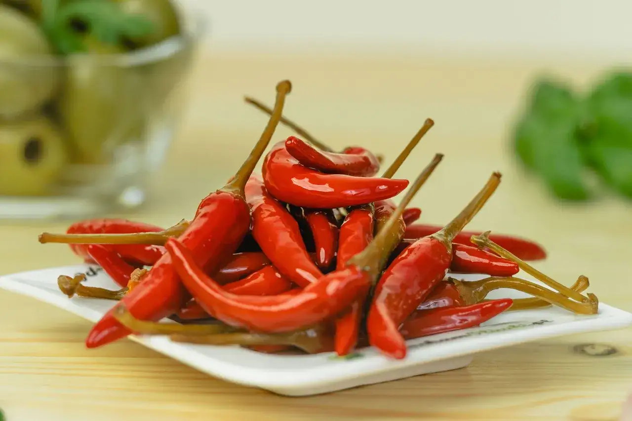 Pikantne papryczki piri-piri na talerzyku. Klucz do sukcesu: jak dobrać ostrość sosu piri-piri do poziomu tolerancji gości.