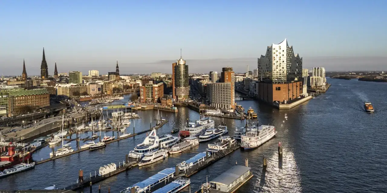 Hamburgs Hafen mit Elbphilharmonie und vielen Schiffen. Perfekte fotospots Hamburg f&uuml;r maritime Motive.