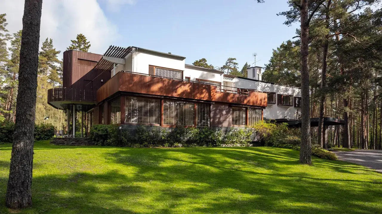 Villa Mairea, modernistyczna perła w otoczeniu sosnowego lasu. Drewniane elementy i duże okna harmonizują z naturą.