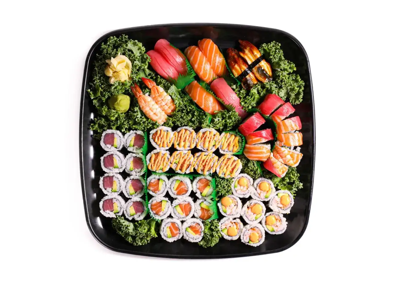 Talerz sushi z różnymi rolkami i nigiri. Czy sushi to fast food? To pytanie, na które ten bogaty wybór może dać odpowiedź.