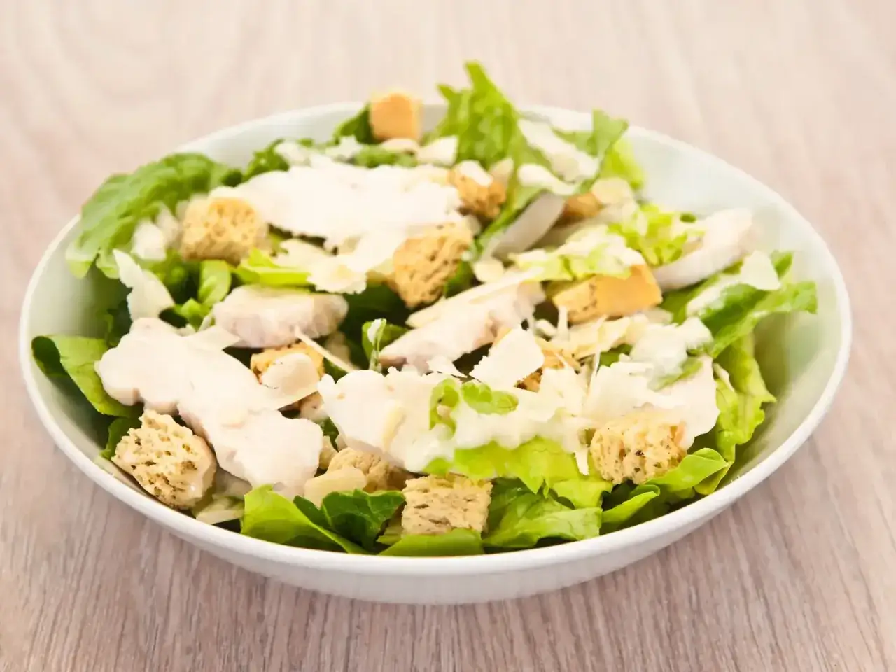 Salade C&eacute;sar app&eacute;tissante avec poulet, cro&ucirc;tons, copeaux de parmesan et laitue romaine. Un plat simple et savoureux, parfait pour un repas l&eacute;ger.