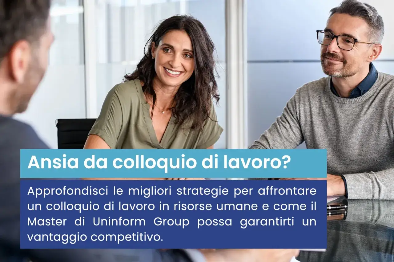 Donna sorridente durante un colloquio di lavoro. Impara a gestire l'ansia e a fare un'ottima impressione.