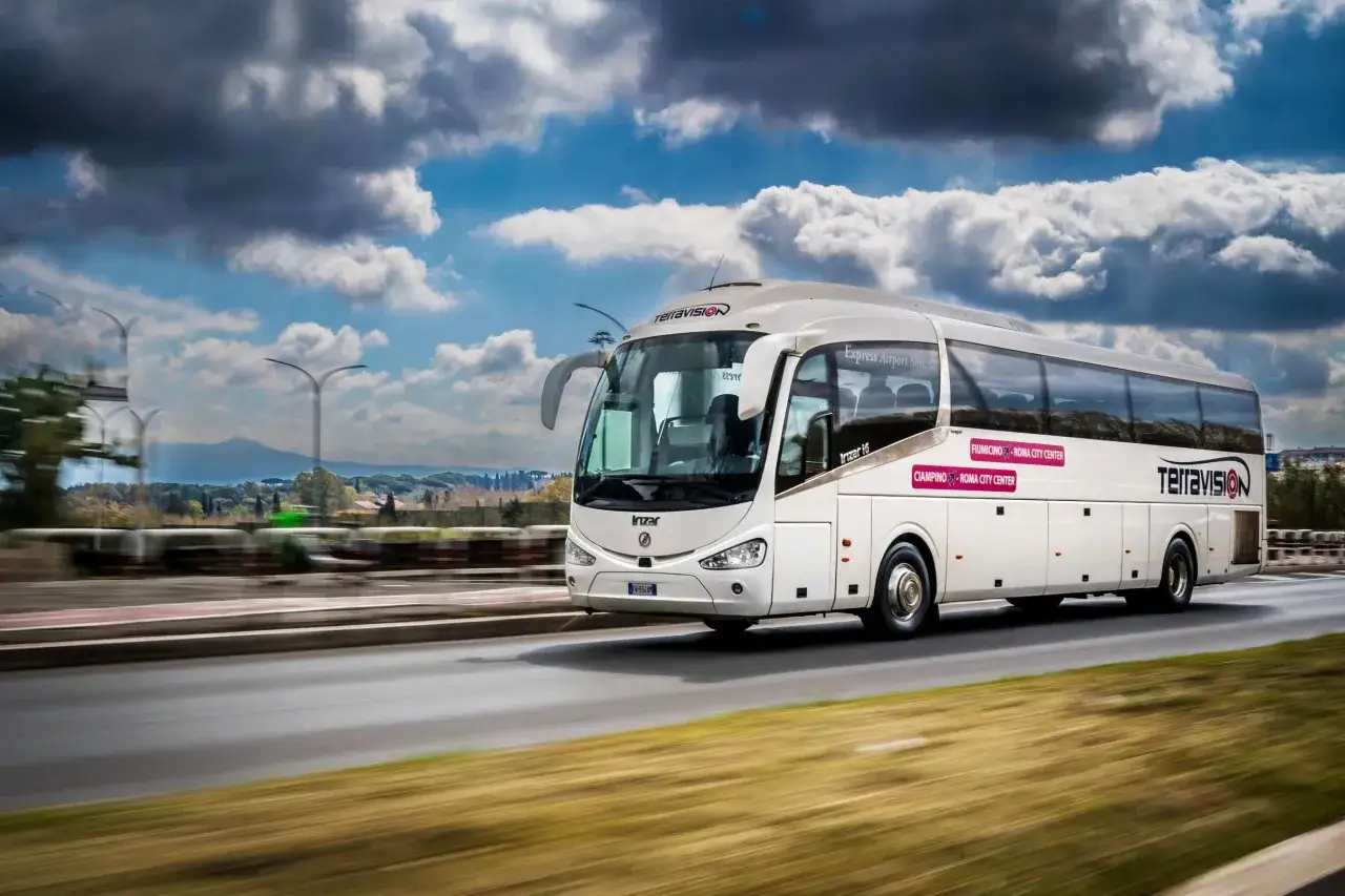 Autocar blanc Terravision, navette aéroport, roule sur une route près de Fiumicino.