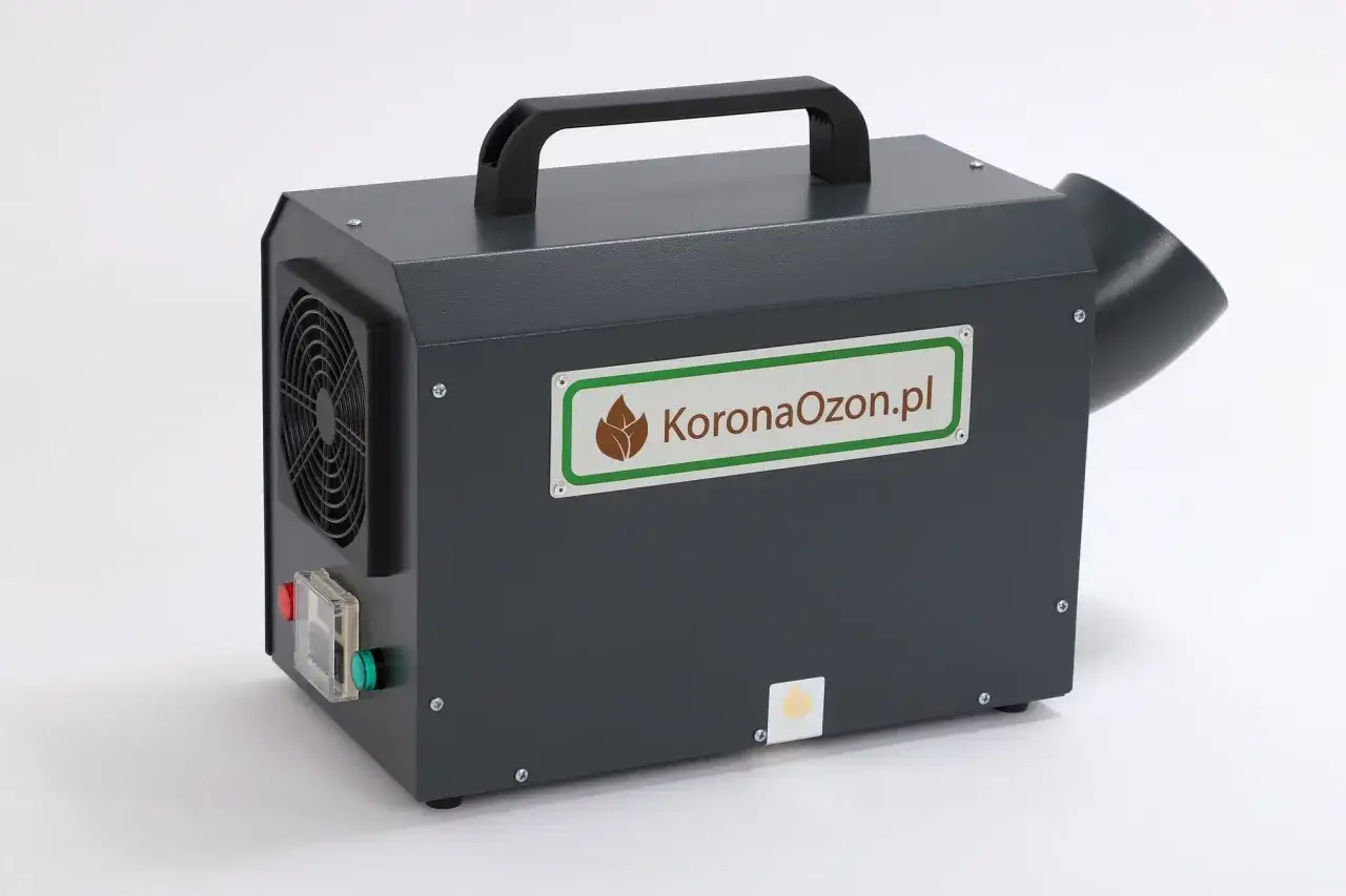 Szary ozonator z uchwytem i wylotem. Widoczny wentylator i przyciski. Dowiedz się, jak działa ozonator, by odświeżyć powietrze.