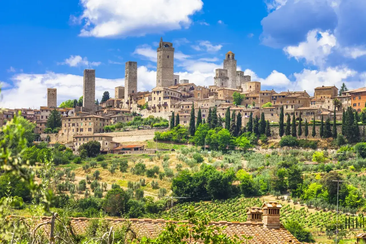 San Gimignano, perła Toskanii, co warto zwiedzić: średniowieczne wieże, kamienne domy i zielone wzg&oacute;rza.