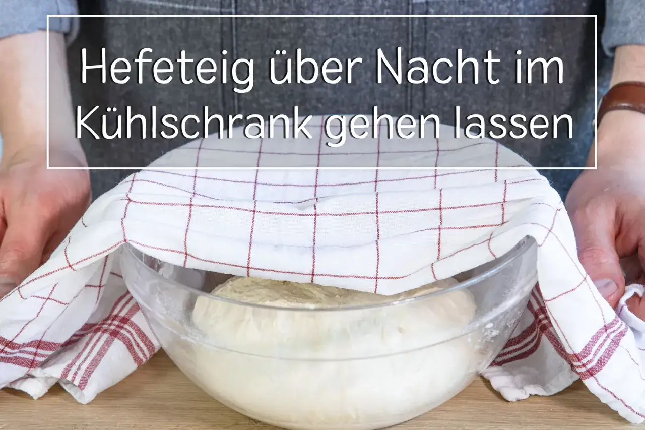 Hefeteig &uuml;ber Nacht im K&uuml;hlschrank gehen lassen f&uuml;r perfektes Backen am Morgen.