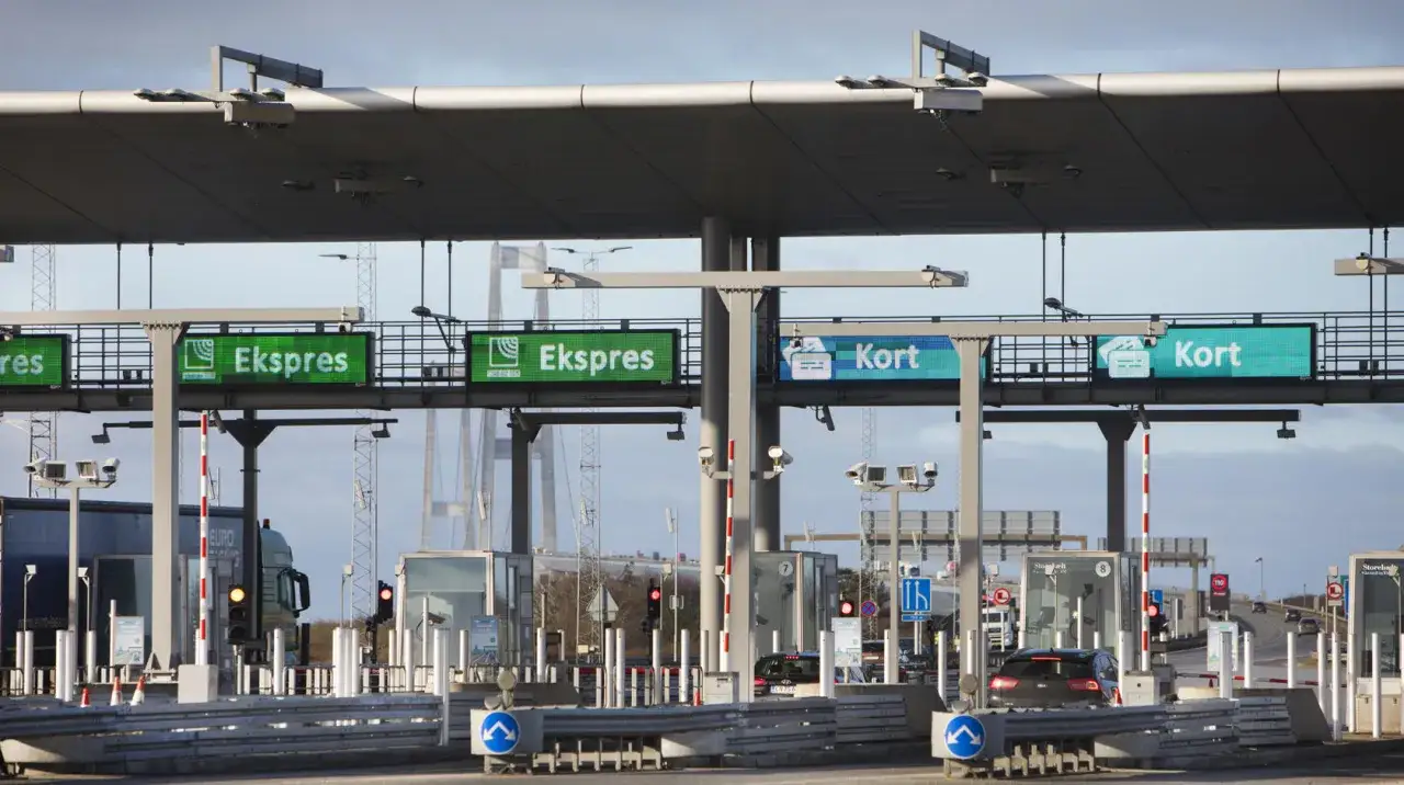 Stora B&auml;ltbron pris: Express- och kortfiler vid betalstationen. Bilar och lastbilar n&auml;rmar sig.