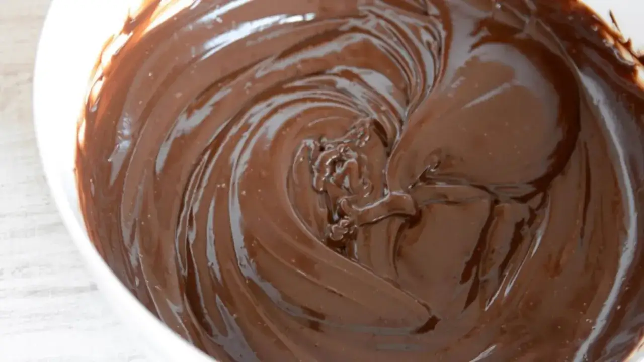 Crema de chocolate brillante y sedosa, con remolinos que invitan a probarla.