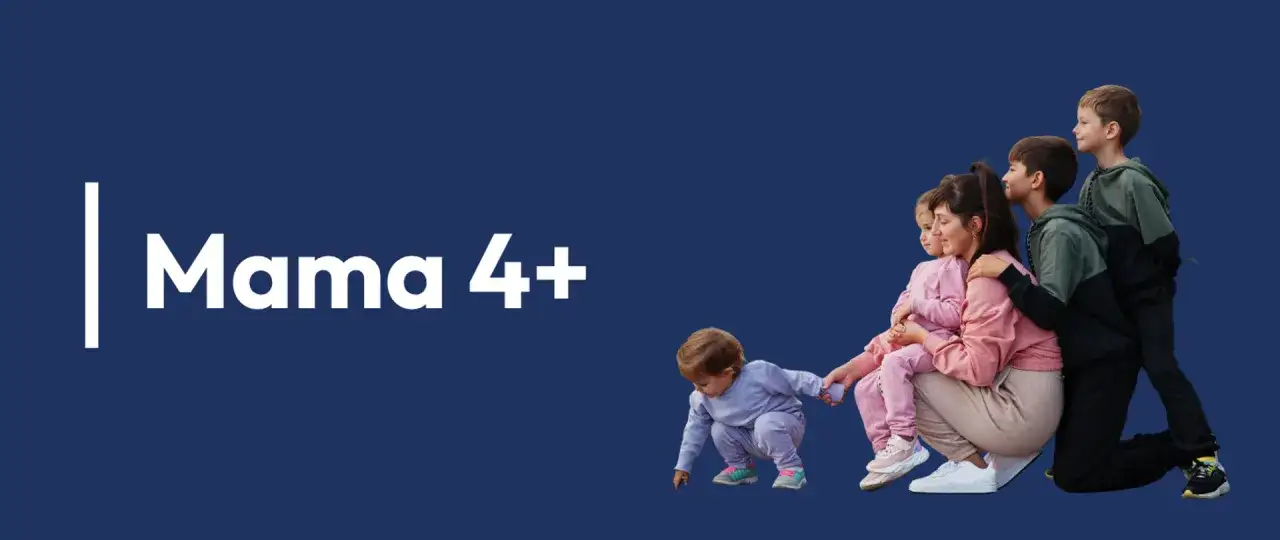Mama 4+ z dziećmi, w tym maluszkiem na rękach i starszymi chłopcami. Rodzina w kolorowych, sportowych ubraniach.
