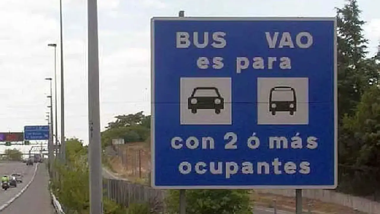 Se&ntilde;al de carril Vao: BUS es para, coche con 2 o m&aacute;s ocupantes.