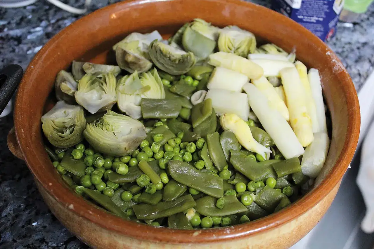 Menestra de verduras en cazuela de barro: alcachofas, jud&iacute;as verdes, guisantes y esp&aacute;rragos blancos.