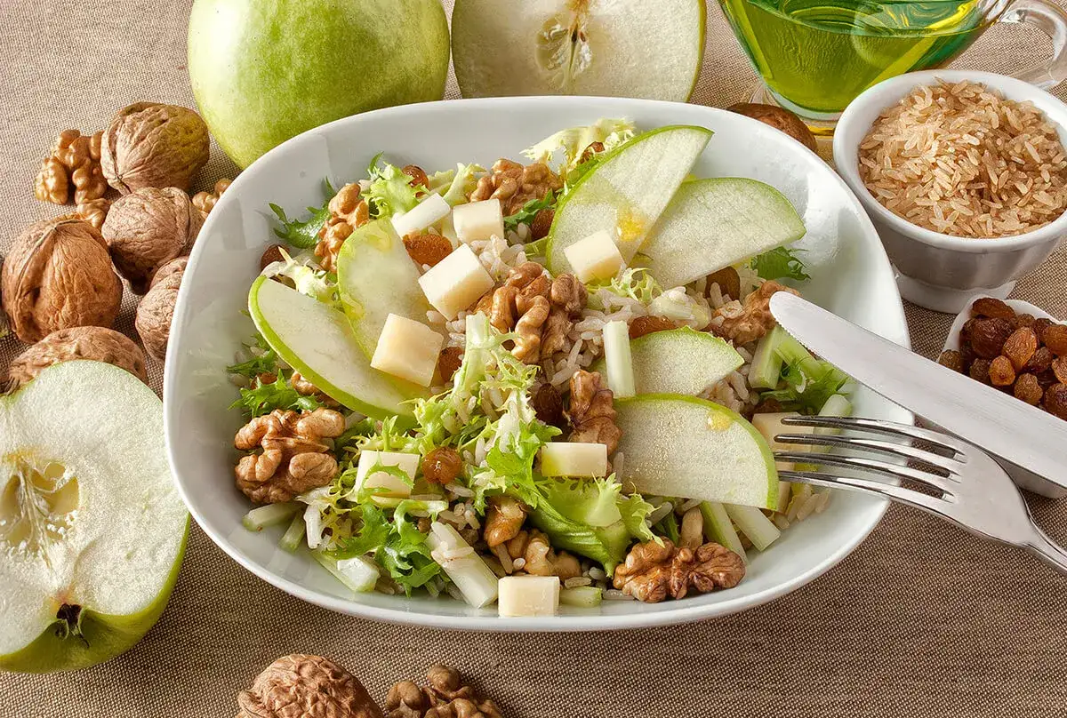 Insalata mele noci ingredienti principali flat lay