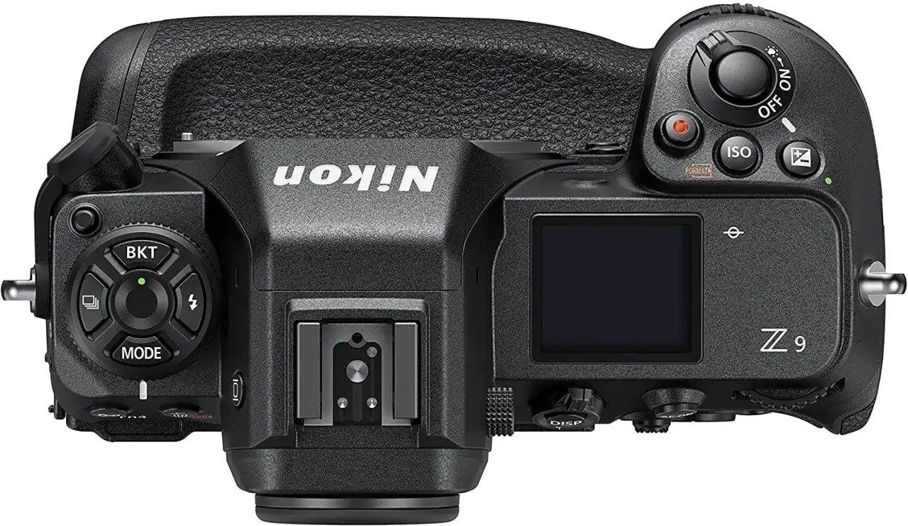 Górna część aparatu Nikon Z9, gotowa do testów. Widoczne przyciski trybów, pokrętła i ekran LCD.