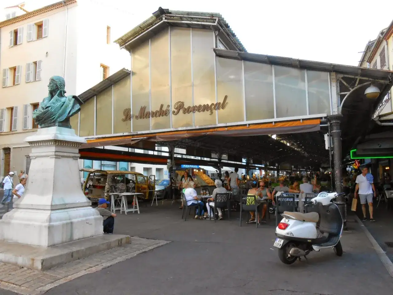 Buste sur un pi&eacute;destal devant le March&eacute; Proven&ccedil;al. Id&eacute;al pour visiter Antibes et profiter de l'ambiance locale.