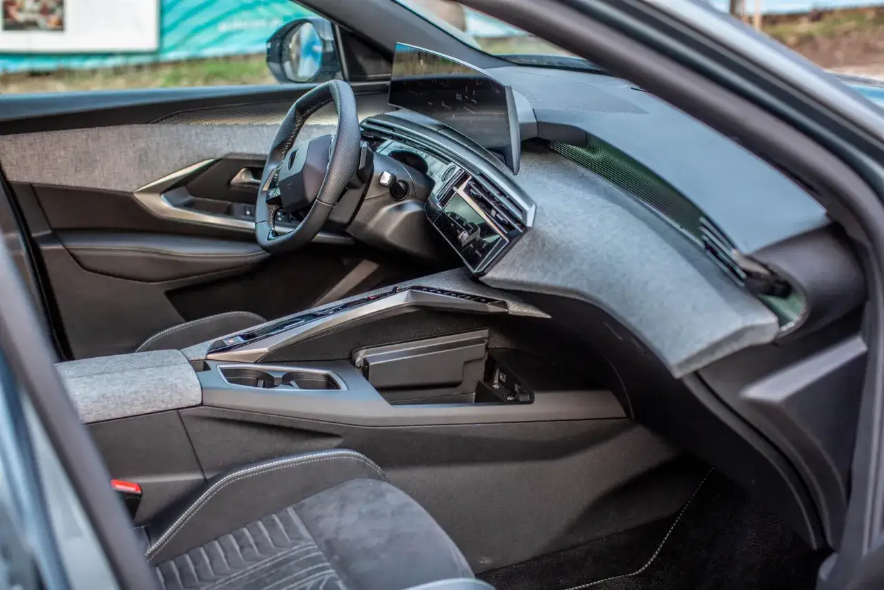 Wnętrze Peugeota 5008, z nowoczesną deską rozdzielczą i ekranami. Wiele osób chwali jego design, co potwierdzają liczne peugeot 5008 opinie.
