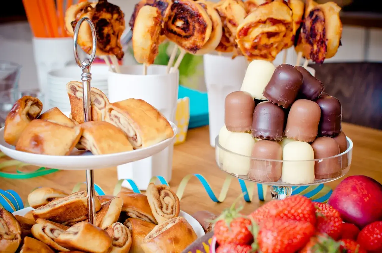 Gourmandises pour une kermesse : petits pains roulés, chocolats enrobés et fruits frais. Une belle idée repas kermesse école !